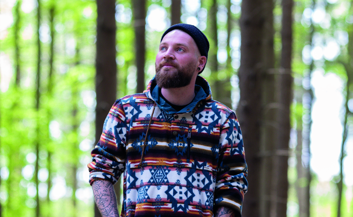 Yannick der Naturcoach beim Waldbaden im Wald